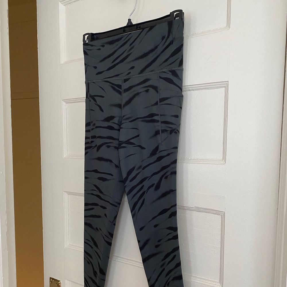 ATHLETA  Salutation Stash Pocket II 7/8 Tight